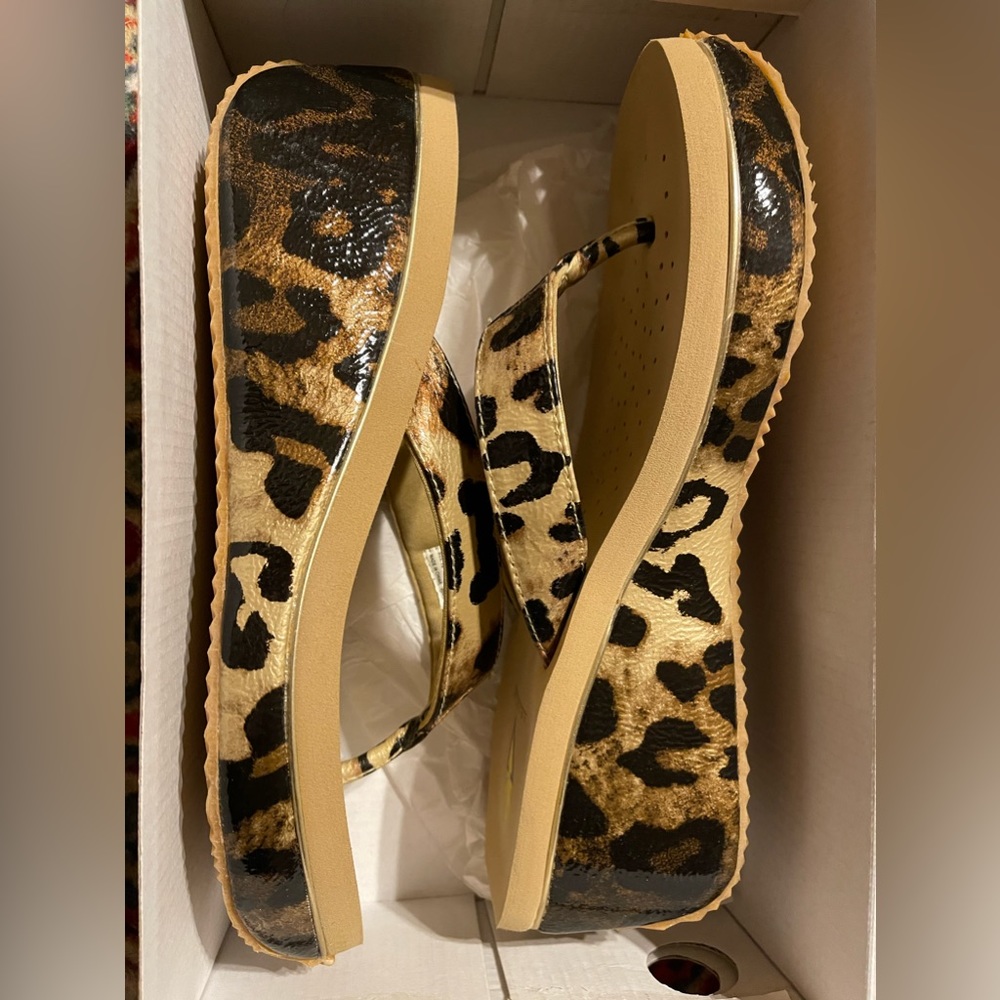 Volatile flip flops like new leopard print size 10